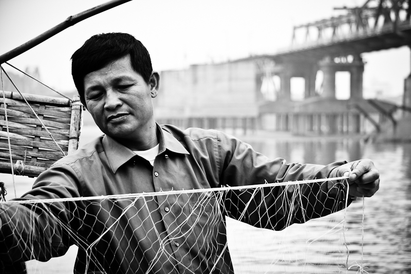 vietnam_hanoi_long_bien_fisherman